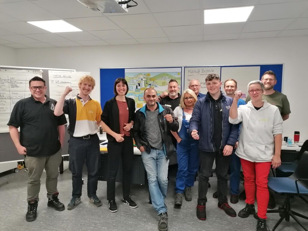 Eine Gruppe Menschen schaut in die Kamera und alle recken eine Gewerkschaftsfaust