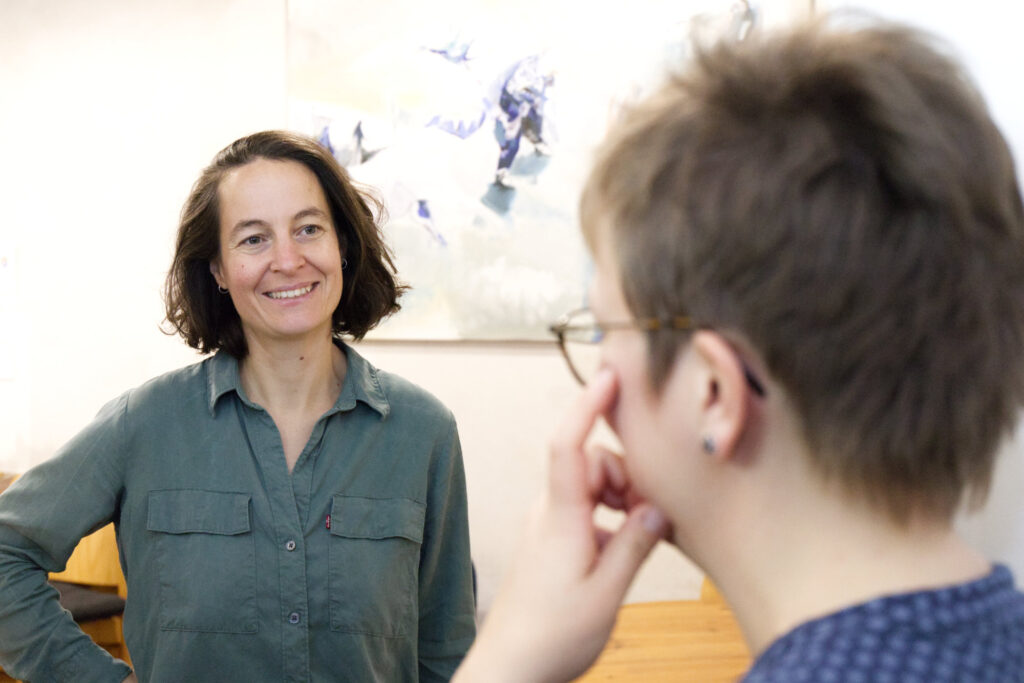 Eine Frau hört einer anderen zu