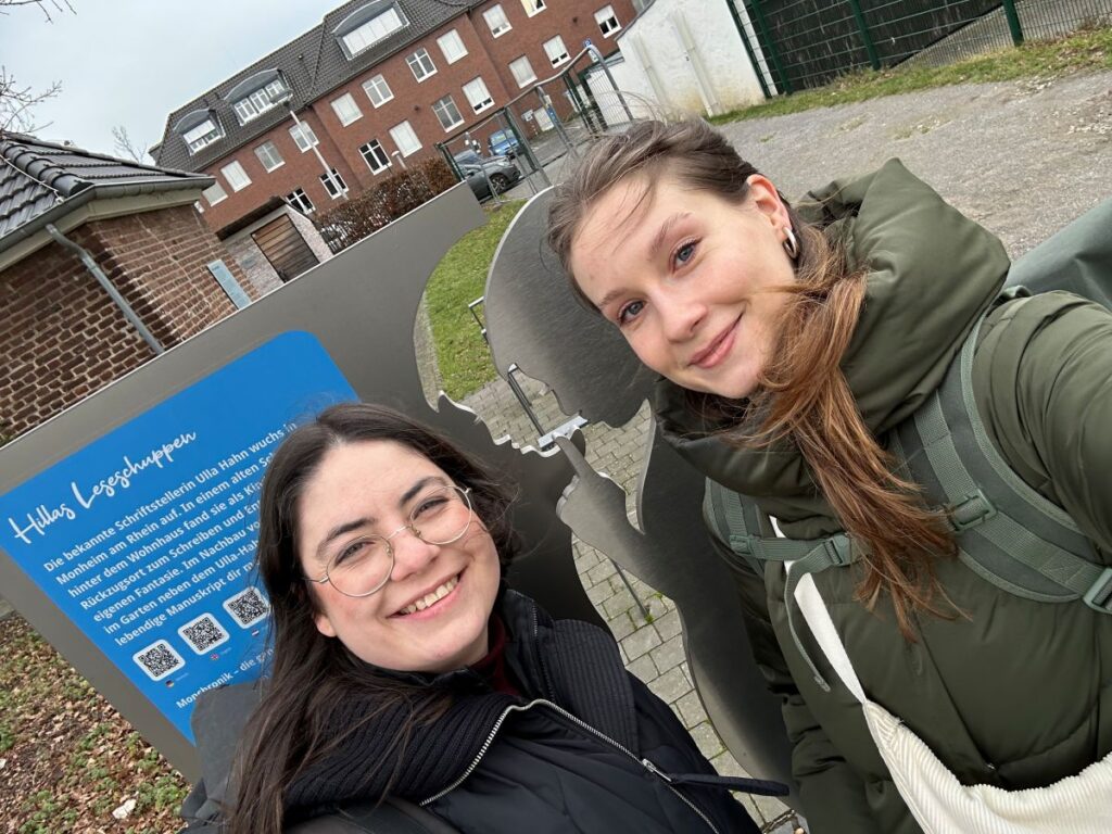 Zwei Frauen stehen in einer Stadt und machen ein Selfie