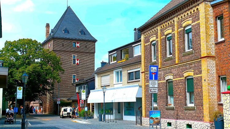 Ein Turm in einer Einkaufsstraße