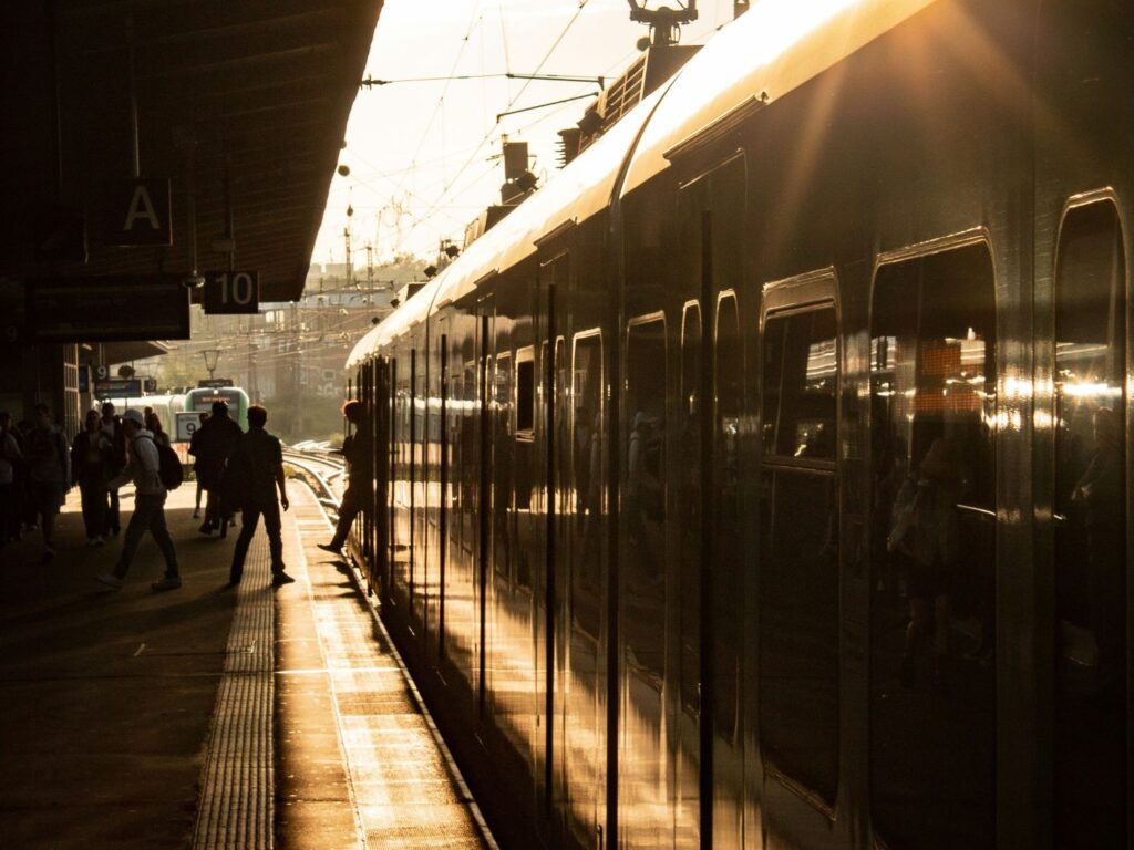 Ein Zug am Bahnhof im Sonnenlicht