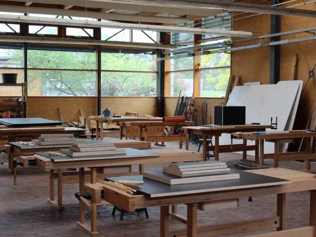 Eine Holz-Werkstatt mit mehreren Werkbänken